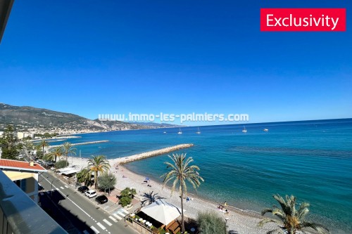 Image 1 : Crossing apartment facing the sea